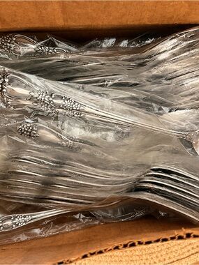Vintage Oneida Queen Bess II flatware set.
Large 85-piece set